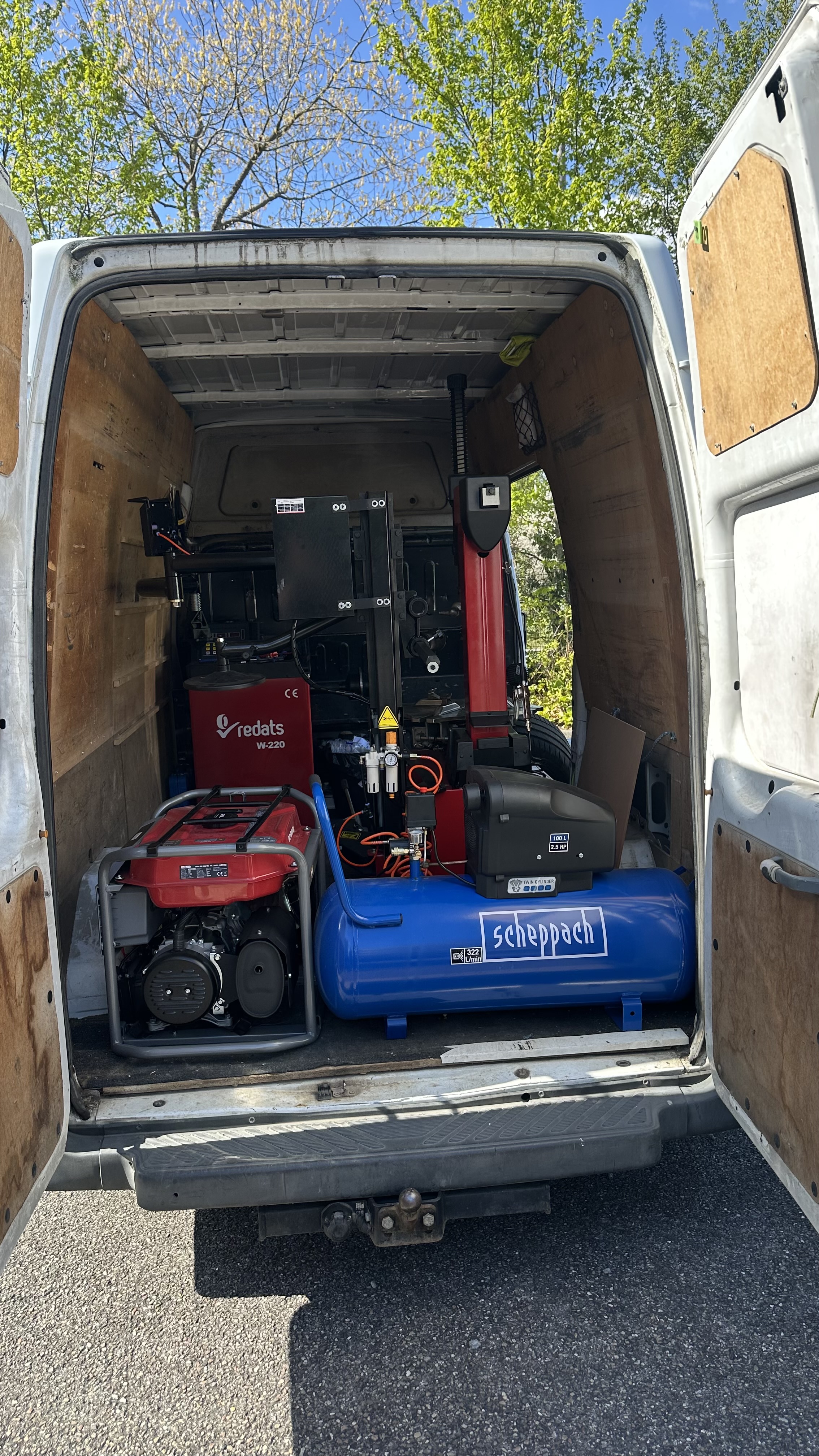 Interieur du camion atelier Assist'Pneu24 equipe d'un demonte-pneu Radaelli, d'un compresseur Scheppach et d'un groupe electrogene, Lyon