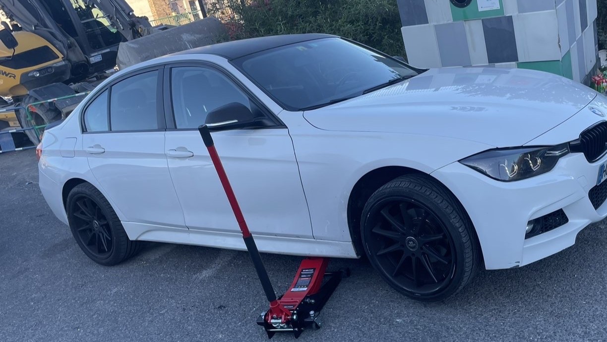 Montage de pneus a domicile sur vehicule Honda a Lyon avec cric hydraulique professionnel, atelier mobile Assist'Pneu24